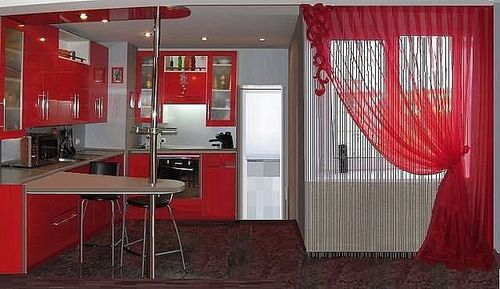 Красные шторы на кухне