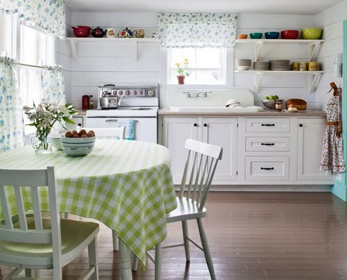 Короткие ситцевые шторы для кухни - простота и элегантность