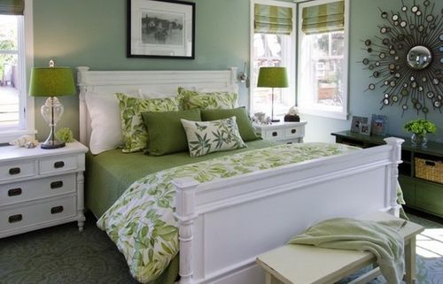 Зеленые шторы в спальне