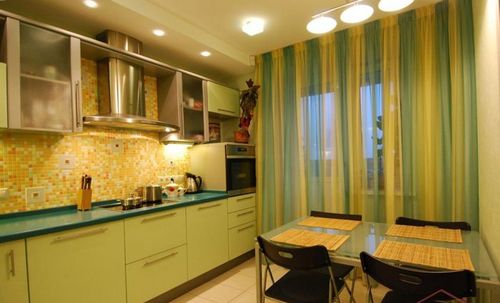Подбираем дизайн зеленых штор на кухню
