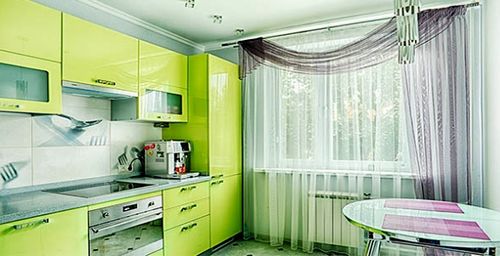 Подбираем дизайн зеленых штор на кухню